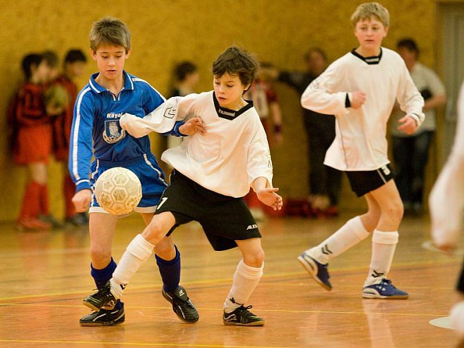 Celkem osm týmů zasáhlo do bojů halového turnaje mladších žáků v Bolaticích. Na prvenství nakonec dosáhli malí fotbalisté z Kravař, kteří v dramatickém finále zdolali domácí Bolatice.