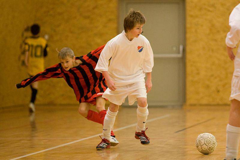 Celkem osm týmů zasáhlo do bojů halového turnaje mladších žáků v Bolaticích. Na prvenství nakonec dosáhli malí fotbalisté z Kravař, kteří v dramatickém finále zdolali domácí Bolatice.