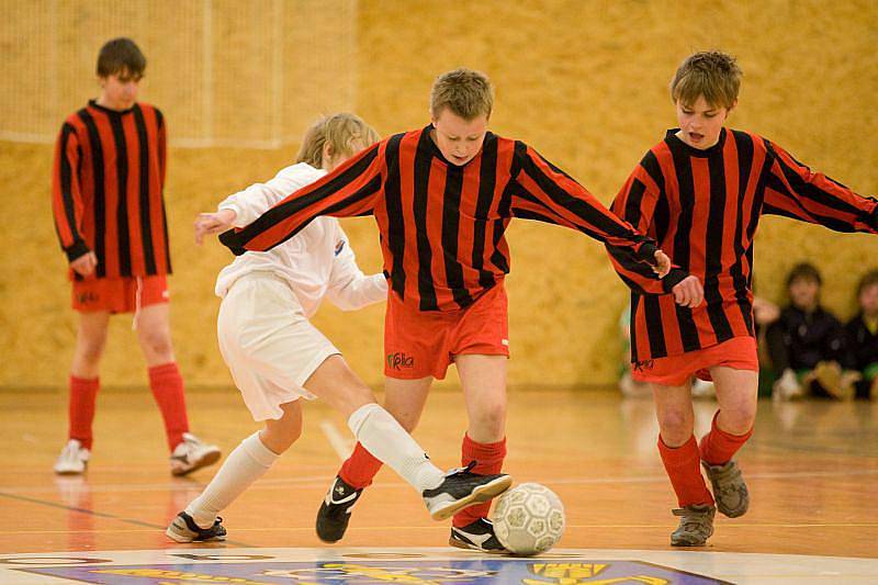 Celkem osm týmů zasáhlo do bojů halového turnaje mladších žáků v Bolaticích. Na prvenství nakonec dosáhli malí fotbalisté z Kravař, kteří v dramatickém finále zdolali domácí Bolatice.