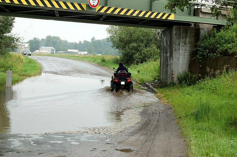 Řidiči, kteří v pondělí projížděli po silnici spojující Kylešovice s Komárovem, si rozhodně nelámali hlavu se značkami zakazujícími průjezd pod tamním železničním viaduktem.