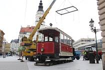 Historický vůz je připomínkou tramvajové dopravy, která v Opavě fungovala mezi lety 1905 až 1956.