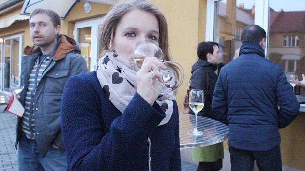 Markéta Langrová si v areálu Gastrocentra Slezské univerzity vychutnává skleničku Pinot Blanc. Návštěvníci Opavské vinné stezky při této akci mohli ochutnat z více než sta druhů vín.