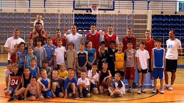 Basketbalová přípravka Opavy si zatrénovala s prvním týmem mužů.