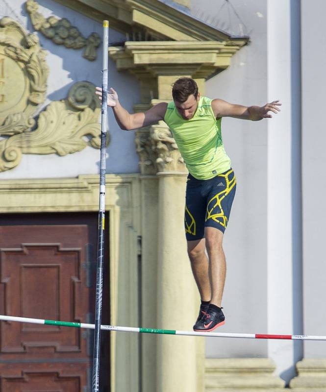 Tyčkařská exhibice na Dolním náměstí v Opavě.