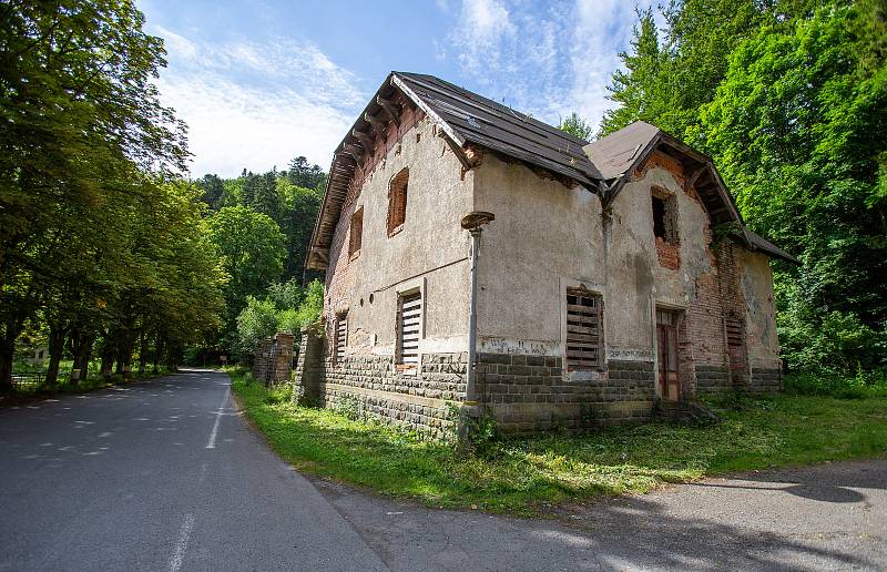 Jánské Koupele (německy Bad Johannisbrunn), dříve také Melčské lázně, jsou bývalé lázně ležící severozápadně od Vítkova v okrese Opava, v rozsáhlých lesích při řece Moravici. Celý areál byl roku 2005 zapsán do seznamu kulturních památek České republiky. P