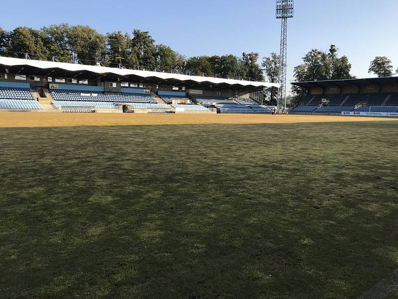 Rekonstrukce trávníku na opavském stadionu.