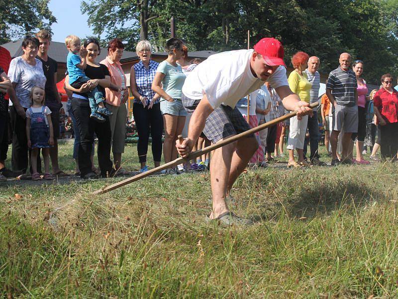 Soutěže v kosení trávy pravidelně probíhají v Dobroslavicích, letos je uspořádá i Hlubočec.