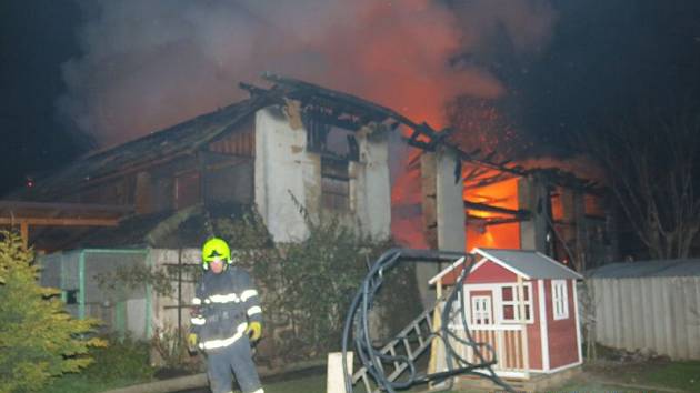 Celkem osm jednotek hasičů zaměstnal požár v noci ze soboty na neděli v Jezdkovicích. Požár se naštěstí obešel bez zranění a obětí na životech. Uhynulo však při něm větší množství chovného ptactva i drobného domácího zvířectva.