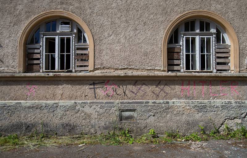 Jánské Koupele (německy Bad Johannisbrunn), dříve také Melčské lázně, jsou bývalé lázně ležící severozápadně od Vítkova v okrese Opava, v rozsáhlých lesích při řece Moravici. Celý areál byl roku 2005 zapsán do seznamu kulturních památek České republiky. P