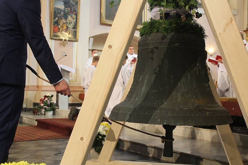 Tisková konference k projektu Zvony míru a pokoje pro Evropu. Píšťský zvon z roku 1649 v kostele sv. Vavřince. Mše svatá. 16. října, 2021, Píšť.