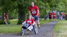 Asistovaný běžecký závod s handicapovanými dětmi a mladými lidmi.