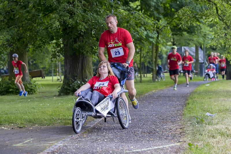 Asistovaný běžecký závod s handicapovanými dětmi a mladými lidmi.