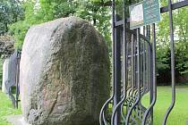 Známý bludný kámen vystavený v Opavě v Praskově ulici.