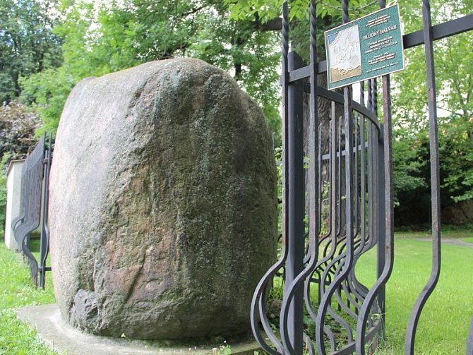 Známý bludný kámen vystavený v Opavě v Praskově ulici.
