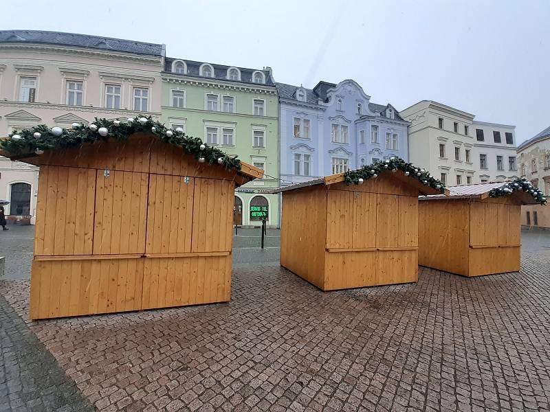 Vánoční jarmark na Dolním náměstí je zavřený, měl začít v neděli 28. listopadu. To se ale nestane. 26. listopadu 2021, Opava.