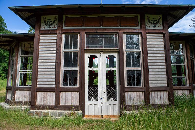 Jánské Koupele (německy Bad Johannisbrunn), dříve také Melčské lázně, jsou bývalé lázně ležící severozápadně od Vítkova v okrese Opava, v rozsáhlých lesích při řece Moravici. Celý areál byl roku 2005 zapsán do seznamu kulturních památek České republiky. P