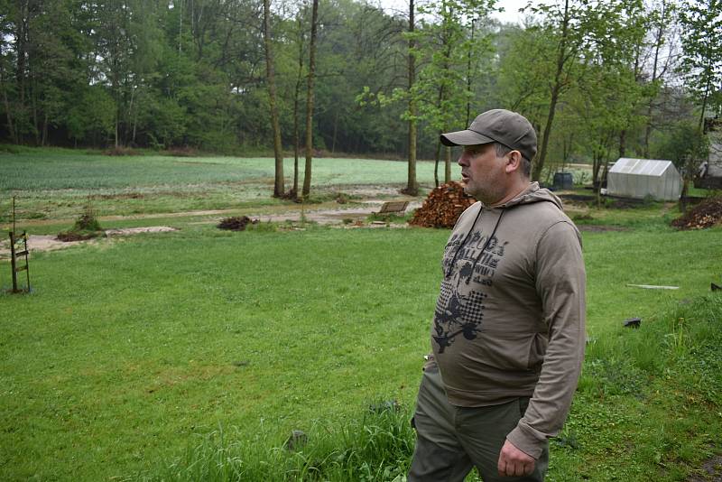 Šilheřovice trpí po bleskové podvodni, která v noci zasáhla obec. Následky povodně a jejich odklízení, čtvrtek 13. května 2021.