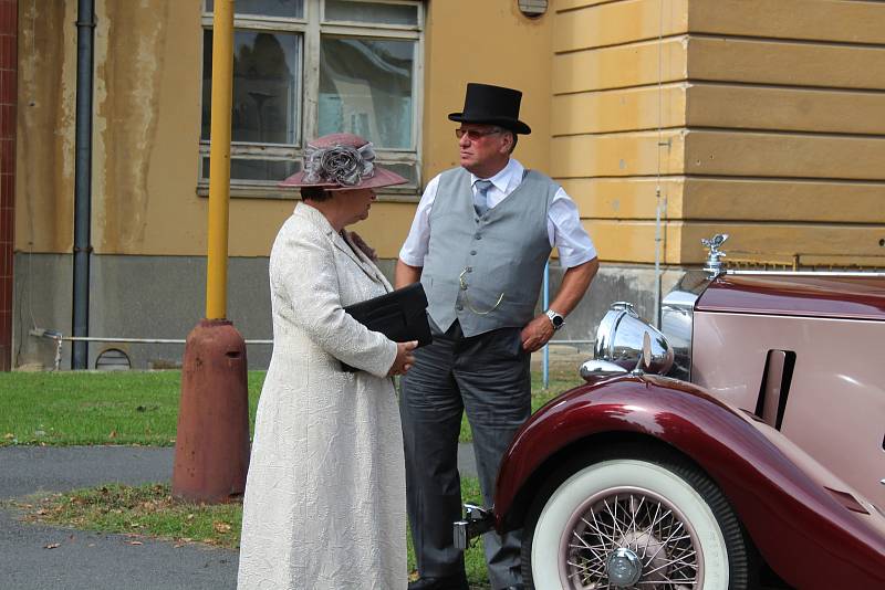 Jedna ze zastávek Trofeo Niké Jeseníky 2019 byla i v Opavě. Kolona historických vozidel vyrobených mezi lety 1907 až 1975 přijela do Slezské nemocnice.