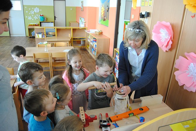 Žáci Mateřské školy Opava, 17. listopadu se seznamují s polytechnickou výukou.