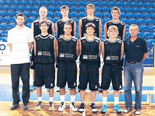 BK Opava, U19. Horní řada zleva: Tomáš Tkačík, Michal Moninec, Miroslav Kvapil, Ondřej Černohorský. Spodní řada zleva: Jakub Blažek (asistent trenéra), Matěj Král, David Böhm, Jiří Voznička, Jakub Nosek, Bohumil Bartek (trenér). Chybí František Horák.