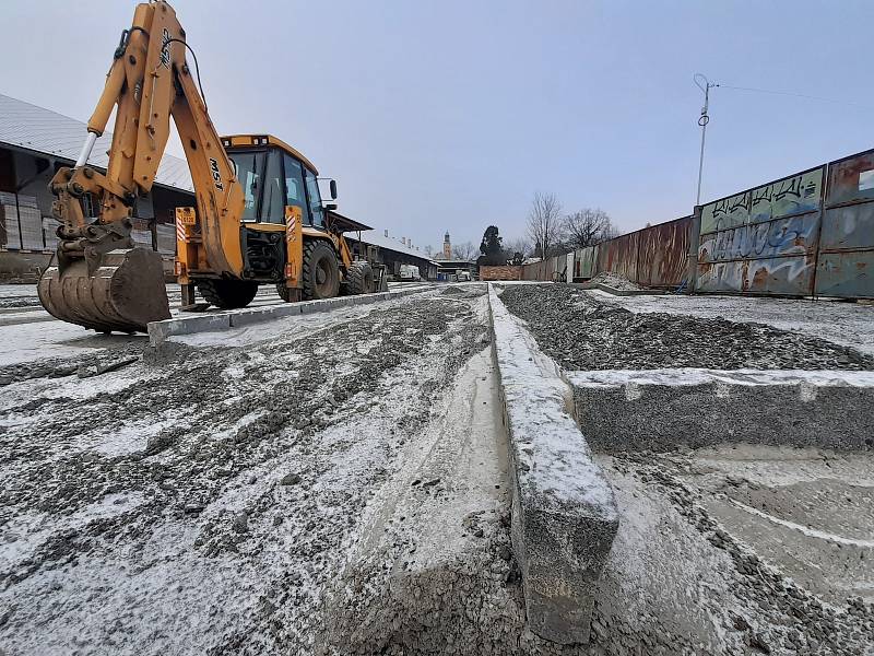 Parkovací dům u východního nádraží. Zároveň s ním se budují nové chodníky či pozemní parkoviště. 13. ledna 2022, Opava.