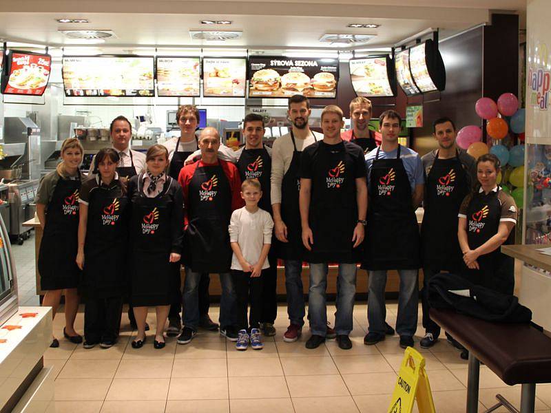 Oblékli si zástěry, někteří skončili v kuchyni, někteří za pultem, Petr Dokoupil s Pájou Czudkem na McDrive. Opavští basketbalisté ve čtvrtek po patnácté hodině ovládli opavský McDonald's.