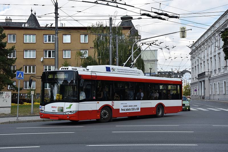 Opavské trolejbusy s titulky dobových novin.