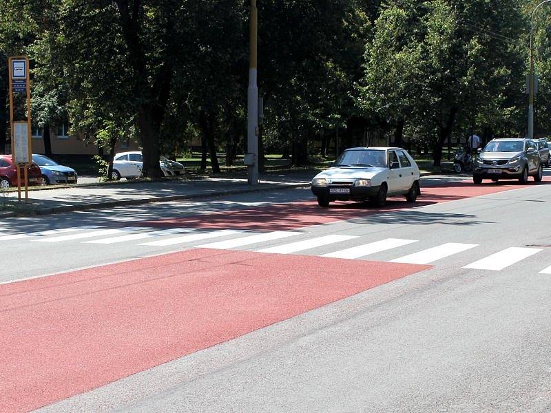 Hned dva přechody na Olomoucké ulici v Opavě byly vybaveny brzdnými pásy.