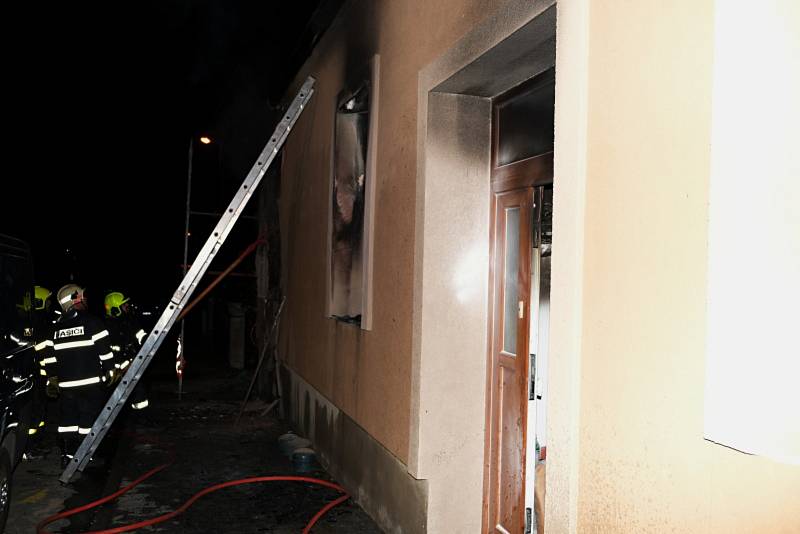 Pět jednotek hasičů zasahovalo u požáru rodinného domu ve Vítkově. Jedna žena v bezvědomí.