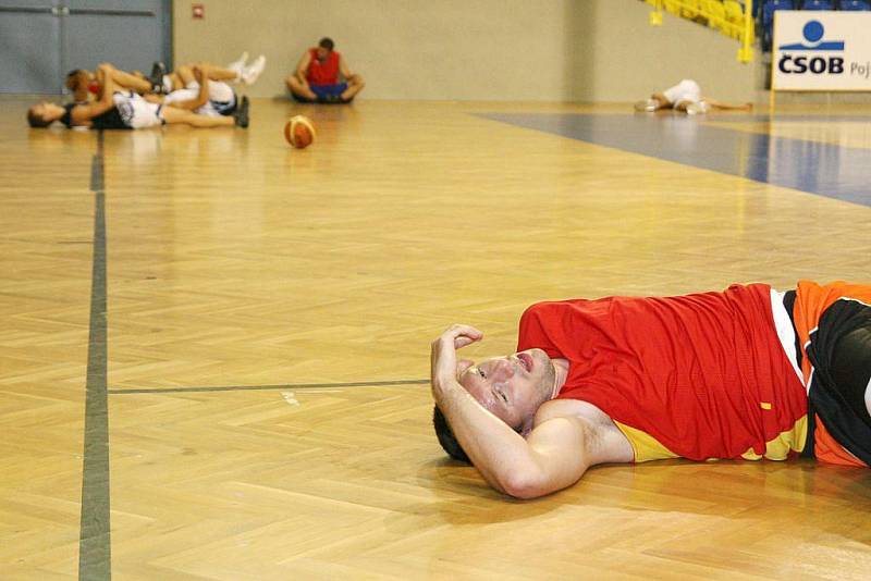 V hale, v okolí Sádráku a na spinerech  - tam v současné době lze spatřit opavské basketbalisty. Letní příprava opavského týmu je totiž v plném proudu. Středeční odpolední trénink byl toho důkazem.