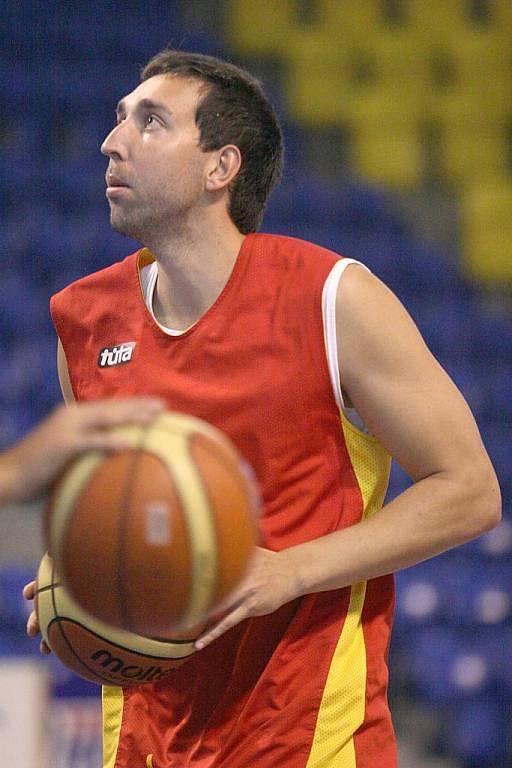 V hale, v okolí Sádráku a na spinerech  - tam v současné době lze spatřit opavské basketbalisty. Letní příprava opavského týmu je totiž v plném proudu. Středeční odpolední trénink byl toho důkazem.