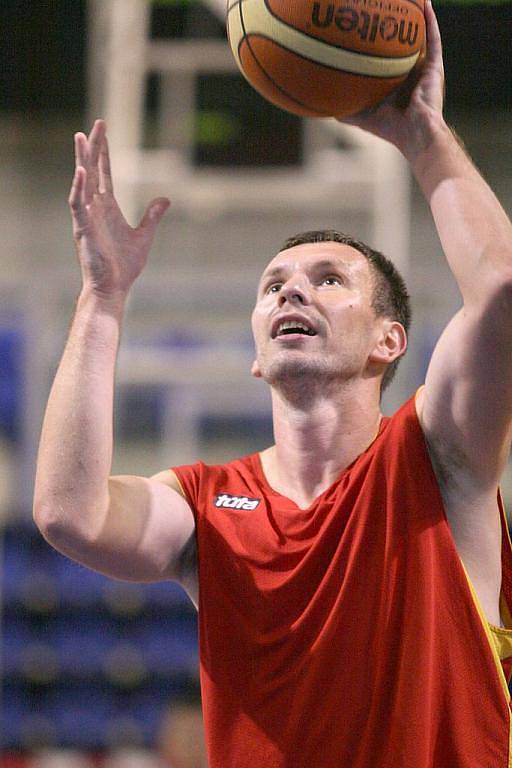 V hale, v okolí Sádráku a na spinerech  - tam v současné době lze spatřit opavské basketbalisty. Letní příprava opavského týmu je totiž v plném proudu. Středeční odpolední trénink byl toho důkazem.