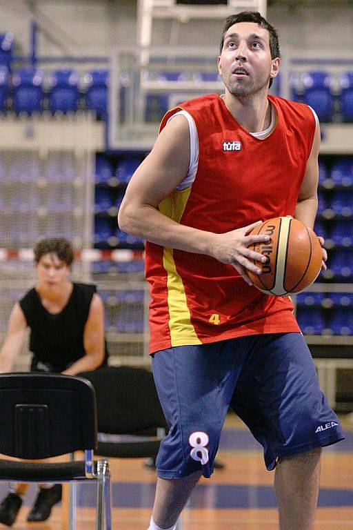 V hale, v okolí Sádráku a na spinerech  - tam v současné době lze spatřit opavské basketbalisty. Letní příprava opavského týmu je totiž v plném proudu. Středeční odpolední trénink byl toho důkazem.