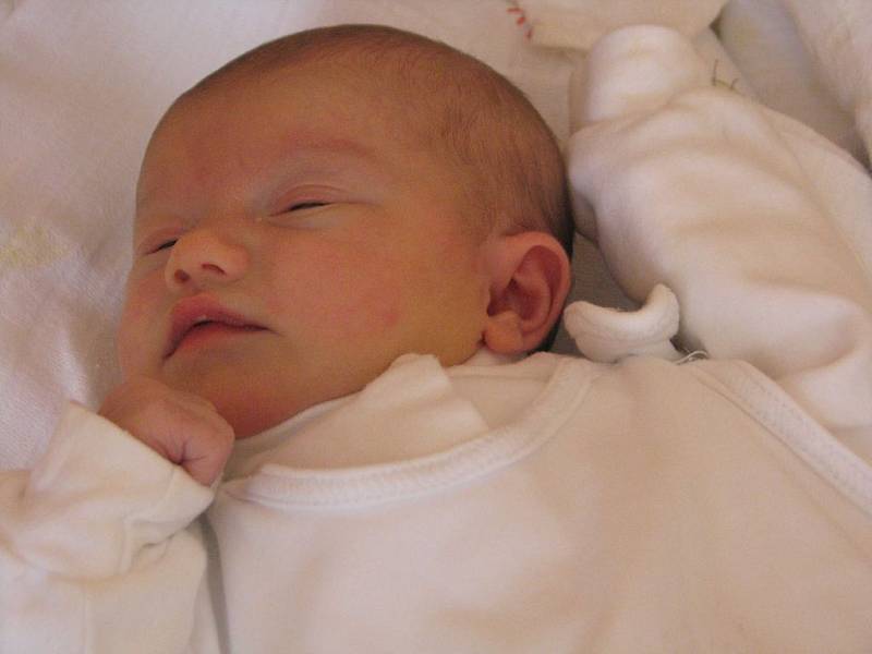 Karolína Kučerová se narodila 6. října, vážila 2,79 kg a měřila 46 cm.