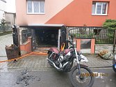 Při požáru garáže ve Slavkově byli popáleni dva lidé.