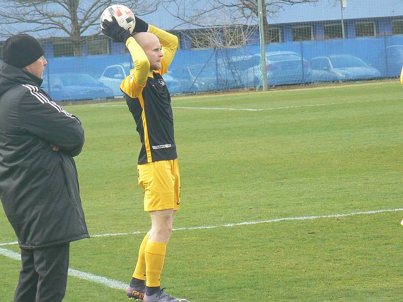 Fotbalisté olomouckého béčka (v  modrém) uhráli bezgólovou remízu s Hlučínem