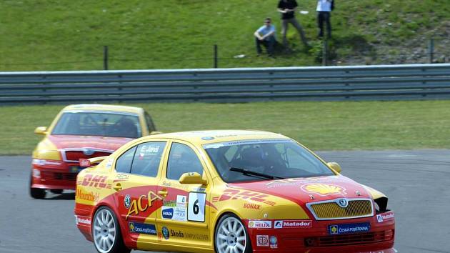 Chybějící zaslepený světlomet na voze lídra okruhového seriálu Octavia Cup 2007 Erika Janiše potvrzuje, že se v Mostě nerozdávaly body zadarmo.