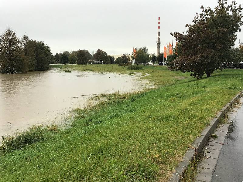 Voda komplikuje život lidem na Opavsku. Snímek ze středy 14. října 2020 - okolí Opavy a obce Vávrovice, Kravaře, Malé Hoštice, Držkovice, Palhanec.