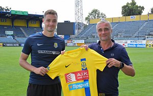 Bohdan Velička podepsal smlouvu s SFC Opava. Na snímku se sportovním manažerem klubu Jaroslavem Kolínkem (19. 7. 2023).