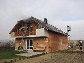 Čtyři jednotky hasičů zasahovaly v pátek před polednem u požáru střechy novostavby rodinného domku v Dolních Životicích.