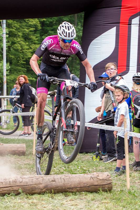 Závod na horských kolech pro širokou veřejnost od 2 let.Adrenalinová trať ve Slavkovském lesíku s překážkami.Ondřej Zelený