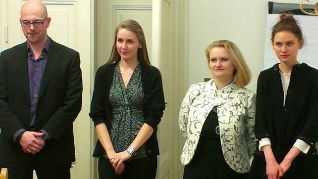 Jiří Vávra, Pavlína Válková, Kristina Pupáková a Markéta Sasínová se právě dozvěděli, že úspěšně složili bakalářskou zkoušku.