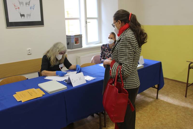 Volby do poslanecké sněmovny v Opavě. Střední škola průmyslová a umělecká. Opava, 8. 10. 2021