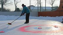 Po hokejovém open air zápasu ve Větřkovicích následoval curling.