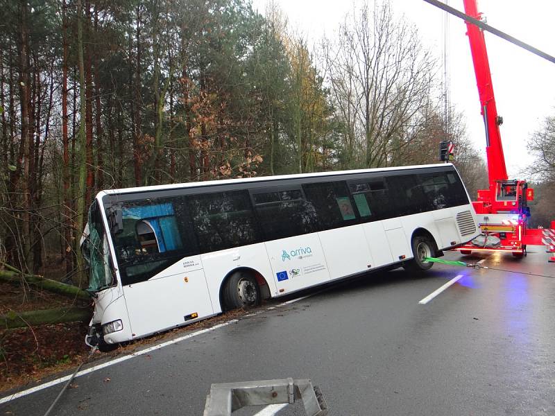 Autobus sjel do příkopu a narazil do stromu, několik lidí bylo zraněno.