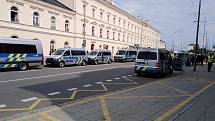 Policisté před nádražím v Opavě čekající na příjezd fanoušků Baníku.