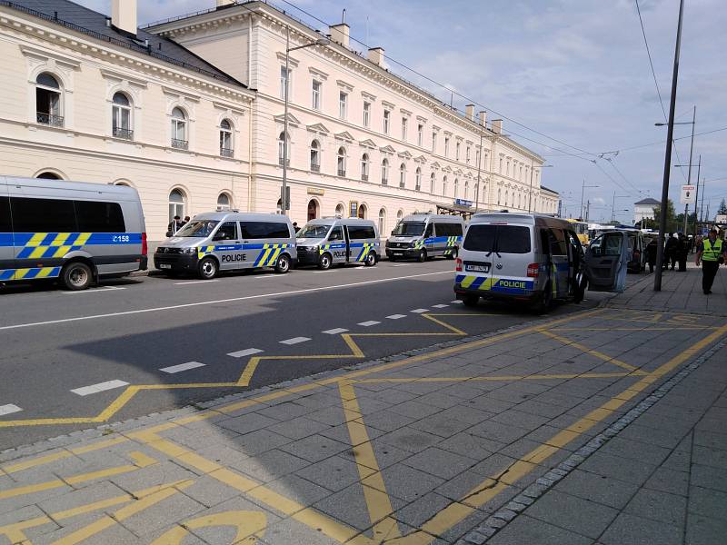 Policisté před nádražím v Opavě čekající na příjezd fanoušků Baníku.