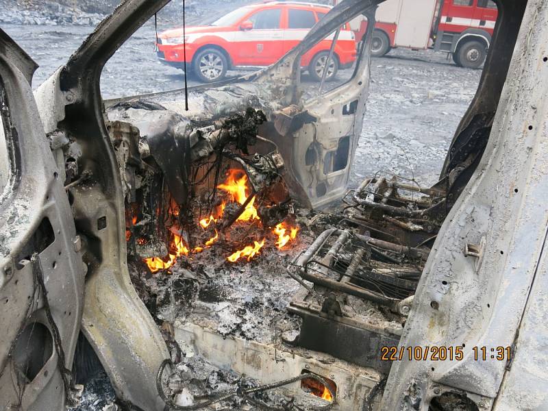 Zásah u hořící dodávky pyrotechnické firmy v lomu v Hradci nad Moravicí.