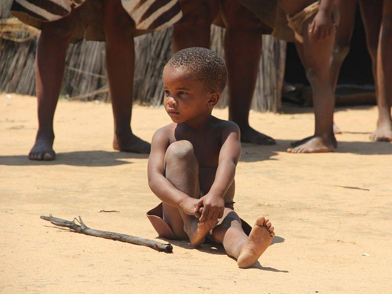 Křováci, Evropanům známí hlavně z filmové série Bohové musejí být šílení. V Namibii se jim říká Sánové a žijí nomádským způsobem ve vyprahlé části země.