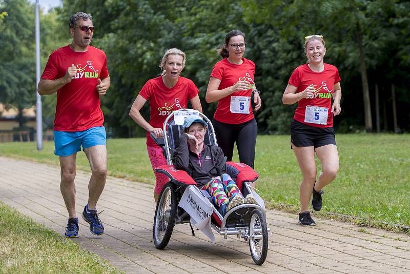 Asistovaný běžecký závod s handicapovanými dětmi a mladými lidmi.